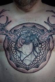 petto cuore di corna europea e americana e complesso motivo geometrico del tatuaggio