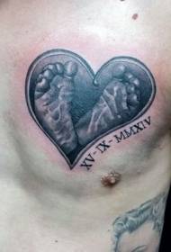 Krūškurvja piemiņas stila melnas sirds forma ar mazuļa pēdas nospieduma tetovējuma modeli