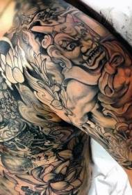 criatura de monstre de braços i pit amb diversos dissenys de tatuatges florals