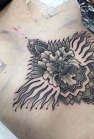 bröst sexig krysantemum vanilj svart grå tatuering tatuering mönster
