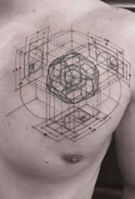 минималистичная татуировка линии на мужской груди с черным минималистичным рисунком татуировки