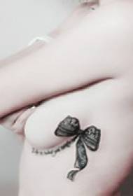 tatuatge simple al pit en blanc i negre