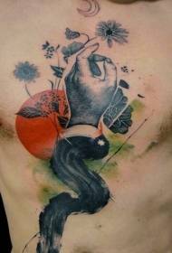 unica mano grigia nera sul petto con motivo tatuaggio sole e fiori