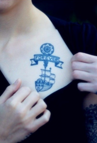 modello di tatuaggio tatuaggio petto blu ragazze