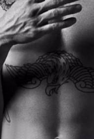 Den amerikanska tatueringstjärnan Adam Levine bröst svart Eagle tatuering bild