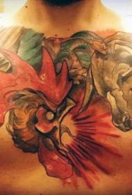 krūtīs apgleznota govs un gaiļa cīņas tetovējuma modelis