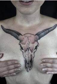 Testa di pecora satana Tatuaggio tatuaggio petto ragazza Immagine di tatuaggio testa di pecora Satana