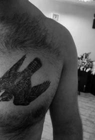 prsa realistični uzorak tetovaže crnog orla