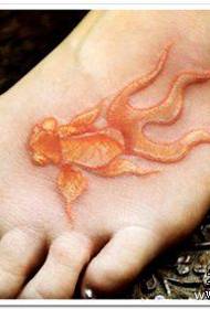 tatuaż mały złoty rybek w kolorze stopy