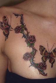 disegno del tatuaggio farfalla sul petto e rosa