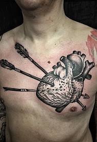 petto maschile cuore europeo e americano modello di tatuaggio freccia