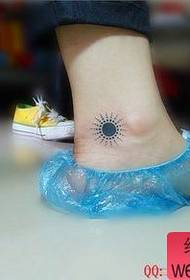 Tatuaggio del sole totem di bellezza piede