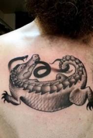 少年の胸の黒い刺す幾何学的なシンプルなライン小動物のヘビとワニのタトゥー画像