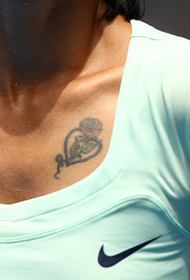modello di tatuaggio rosa a forma di cuore dell'atleta Li Na sul petto