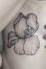 menina lado peito sexy linha flor tatuagem padrão