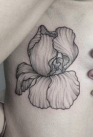 modello di tatuaggio floreale linea petto petto ragazza laterale