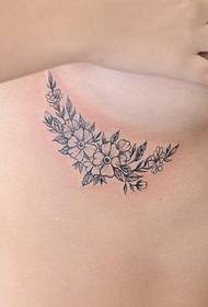 nainen rinnassa pieni tuore kukka seksikäs tatuointi malli