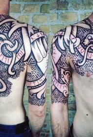 Половина келтски племенски чудовиште со украсен модел за тетоважа