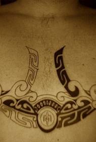 modello di tatuaggio decorativo bianco e nero di bell'aspetto