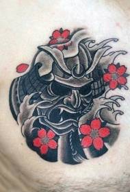 Petto interessante fiore in stile asiatico con modello di tatuaggio maschera samurai