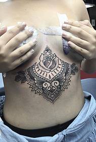 ຮູບແບບ tattoo tattoo ຫນ້າເອິກຂອງແມ່ຍິງ
