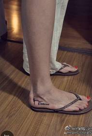 patrón de tatuaxe do alfabeto inglés pé