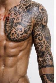 modello tatuaggio braccio e petto in stile polinesiano bianco e nero