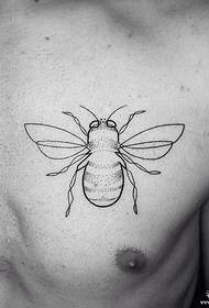 modello di tatuaggio minimalista a forma di ape pungente sul petto