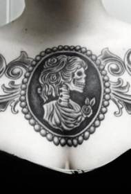 krūtinės juodos ir baltos dukterėčios portreto tatuiruotės modelis