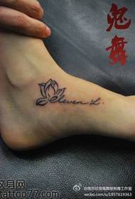 Modello popolare del tatuaggio della lettera del loto del piede