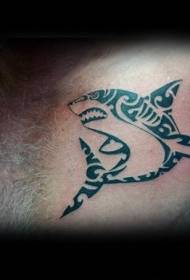 Haai tattoo patroon op de borst in Polynesische stijl