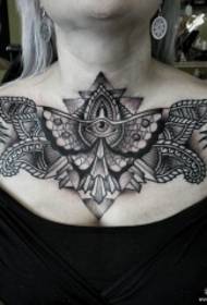 Modello di tatuaggio europeo petto farfalla occhio di sole luna
