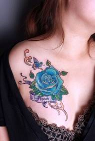 性感的胸部藍色玫瑰紋身圖案