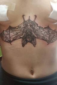 ragazza sotto il petto tatuaggio ragazza sotto il petto Immagine del tatuaggio pipistrello nero
