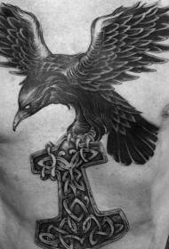borsel pragtige swart groot kraai met Keltiese kruis tatoeëringpatroon