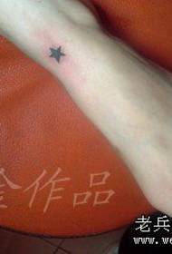 motivo del tatuaggio a stella a cinque punte del piede