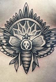 craniu sexy prick moth tatuaggio cranio