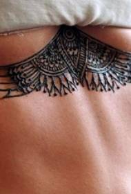 chicas debajo del pecho tatuaje chica debajo del tótem tribal negro foto del tatuaje