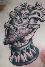 disegno del tatuaggio petto petto cuore grigio nero