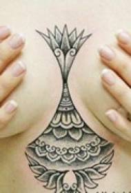 feine Totem Brust Tattoo