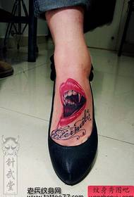 un model de tatuaj alternativ pentru buze vampir cu picior feminin