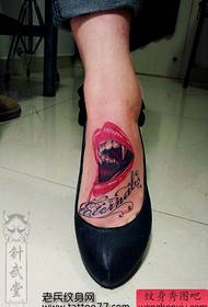 yon bèl pye fi altènatif modèl tatoo enprime lèv vanpir