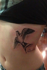 dívka pod prsou malý obrázek vlaštovka tetování