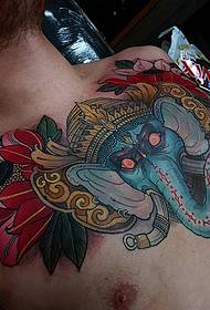 na prsih naslikan tradicionalni vzorec tatoo slon cvetja potonike