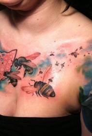 krūtinės spalvos bičių ir korio tatuiruotės modelis