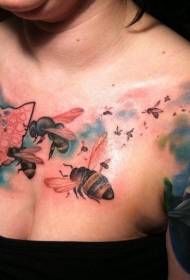 brusta kolora abelo kaj kahelaro-tatuaje