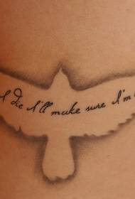 tatuaggio inglese di aquila sul petto delle ragazze