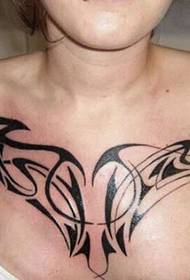црни тотем тетоважа дјелује преко груди