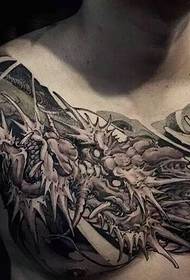 дуже регулярні груди чорно-білі татуювання злого дракона