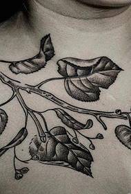 Vyriškų krūtinės rašalo lapo tatuiruotės modelis